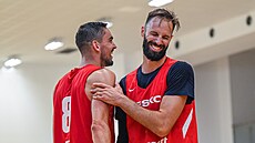 Tomá Satoranský (vlevo) a Vojtch Hruban na tréninku eských basketbalist