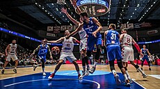 Český basketbalista Tomáš Kyzlink přihrává pod chorvatským košem.
