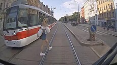 Slečna vstoupila přímo před tramvaj, vůbec ji nezaregistrovala a šla dál.