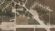 Satelitní snímek ukazuje letadla na letecké základně Saki/Saky na Krymu před...