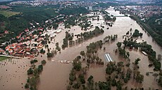 Praha, Trója - záplavy. Letecký snímek během povodní. 14. srpna 2002.