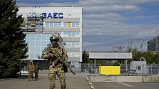Ruský voják stojí na stráži v areálu jaderné elektrárny na území pod ruskou... | na serveru Lidovky.cz | aktuální zprávy