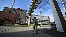 Ruský voják stojí na stráži v areálu jaderné elektrárny na území pod ruskou... | na serveru Lidovky.cz | aktuální zprávy