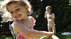 Dti si hrají na zahrad babiky na pedmstí Budapeti. (21. ervence 2022)
