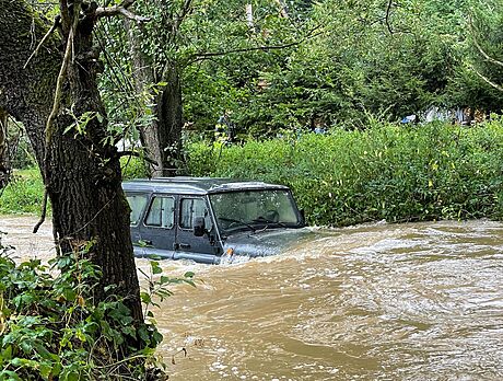 Terénní automobil zstal v sobotu odpoledne uvznný v rozvodnném Zbiroském...