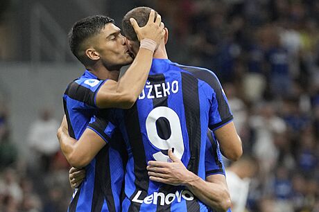 Joaquín Correa (vlevo) z Interu Milán oslavuje gól do sít Spezie se...