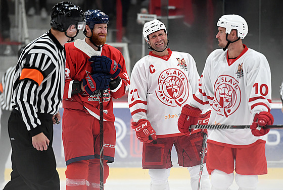 Exhibi�ní hokejové utkání HC Slavia Praha - Výb�r hv�zd Zleva: rozhod�í, Jakub...