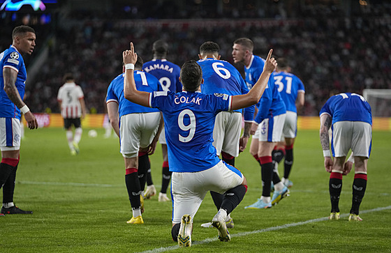 Antonio olak z Rangers slaví gól na hiti Eindhovenu.