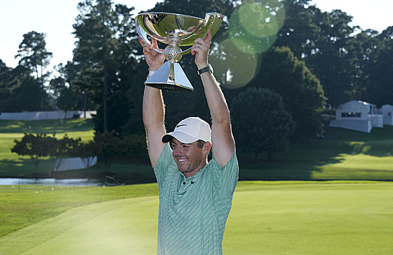 Rory McIlroy s trofejí pro vítze turnaje v Atlant.