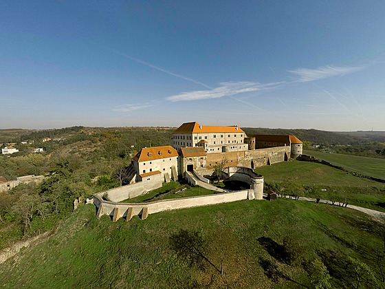 Jeden z nejstarích hrad na Morav, pozdji pestavný na zámek, nechaly v...