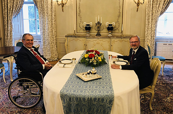 Setkání prezidenta Miloe Zemana (vlevo) a pedsedy vlády Petra Fialy na zámku...