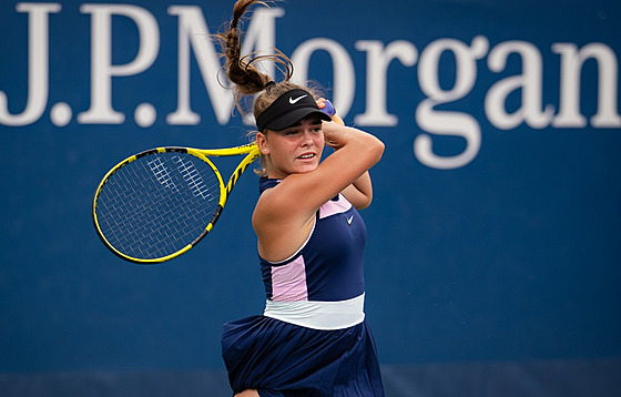eská tenistka Sára Bejlek v kvalifikaci grandslamového US Open v New Yorku....