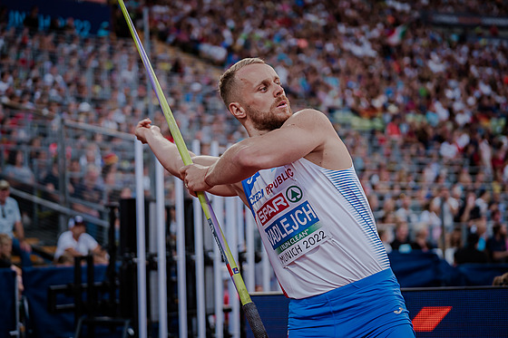 Jakub Vadlejch se rozcvi�uje p�ed hodem na atletickém ME.
