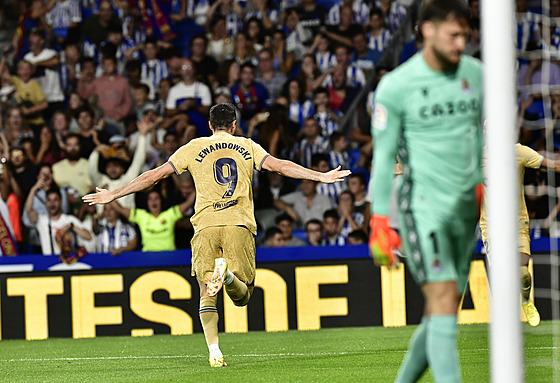 Robert Lewandowski z Barcelony slaví sv�j gól proti San Sebastianu z první...