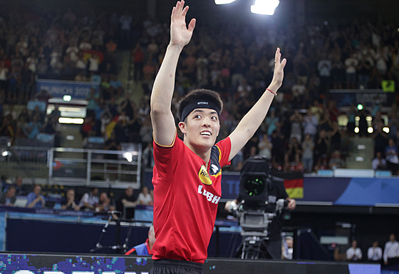 Nmecký stolní tenista Qiu Dang se raduje z výhry ve finále mistrovství Evropy...