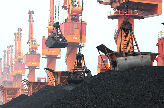 Pekládka uhlí v ínském pístavu Lien-jün-kang (19. srpna 2022)