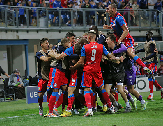 Radost plze�ských fotbalist�, kte�í práv� srovnali v domácím utkání o postup do...