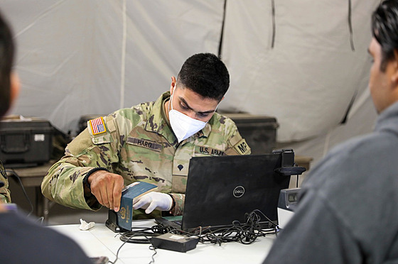 Americký voják na základn Camp Bondsteel v Kosovu kontroluje doklady...