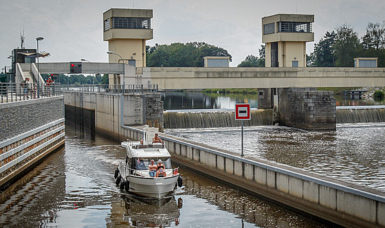 Plavebními komorami �eské Vrbné, Hluboká nad Vltavou (na snímku), Hn�vkovice a...