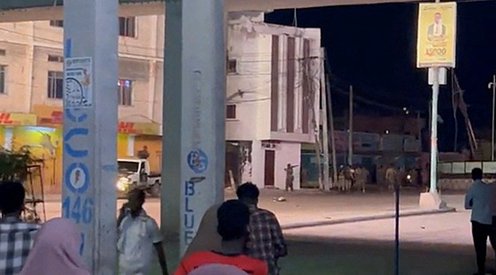 Bezpenostní sloky zasahují u útoku na hotel Hayat v hlavním somálském mst...