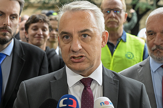 P�edseda �MKOS Josef St�edula hovo�í s noviná�i p�ed jednáním se zástupci vlády...