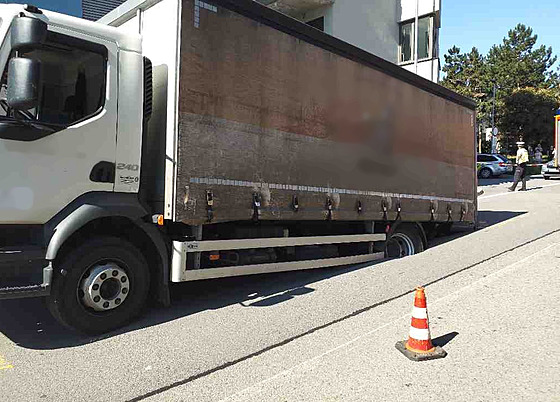 V brnnské ulici Poíí se zadní náprava nákladního vozu propadla do silnice.