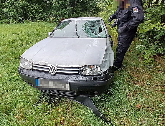 Automobil, který idi odstavil poté, co ujel od smrtelné nehody v Adrpachu....