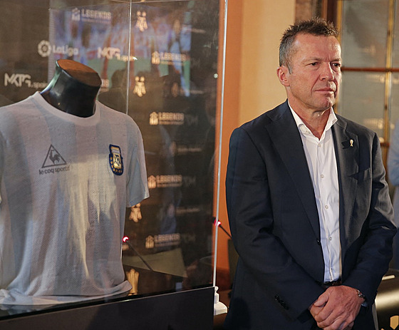 Bývalý nmecký fotbalista Lothar Matthäus pózuje s dresem Diega Maradony na...