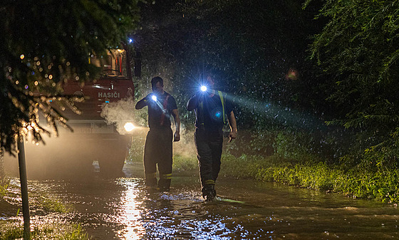 Hasiči po prudkém dešti na Frýdecko-Místecku ve středu večer čerpali vodu ze...
