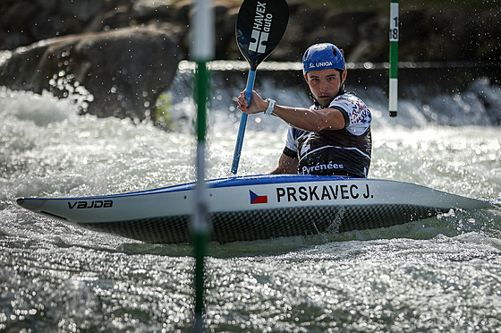 Kajaká Jií Prskavec pi své jízd v závod Svtového poháru ve Francii.