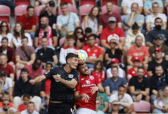 Patrik Schick z Bayeru Leverkusen (vlevo) v hlavikovém souboji se Stefanem...