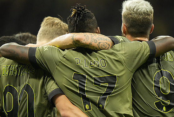 Fotbalisté AC Milán slaví gól v zápase proti Bologni.