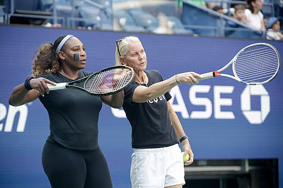 Serena Williamsová (vlevo) a radící Rennae Stubbsová pi tréninku na US Open