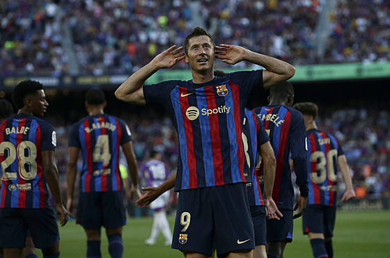 Robert Lewandowski z Barcelony slaví gól do sít Valladolidu.