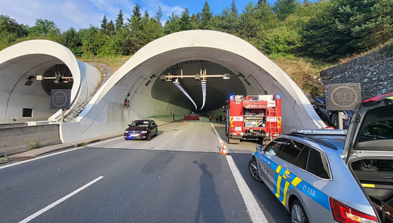 Nehoda v tunelu Valík na dálnici D5 u Plzn (27. srpna 2022)