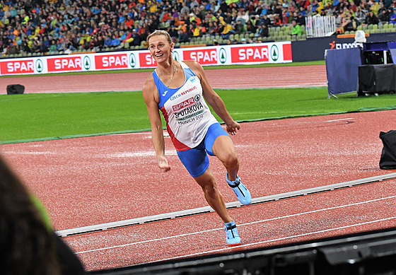 eská otpaka Barbora potáková se raduje ze zisku bronzové medaile.