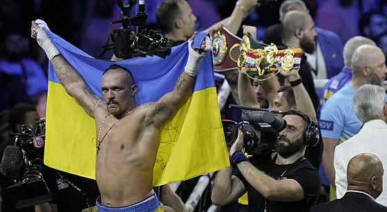 Oleksandr Usyk se raduje z úspné obhajoby titulu.