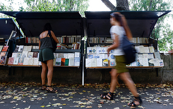 Knihkupci prodávají knihy na pařížském nábřeží u řeky Seiny. (22. srpna 2022)