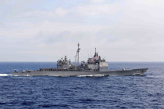 Americké námořnictvo proplulo s válečnými loděmi USS Chancellorsville a USS...