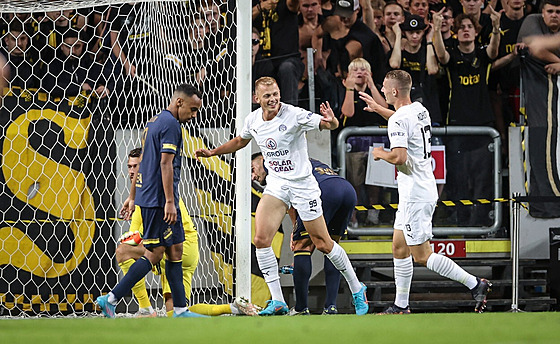 Vlasij Sinjavskij ze Slovácka oslavuje svou trefu na stadionu AIK Stockholm v...