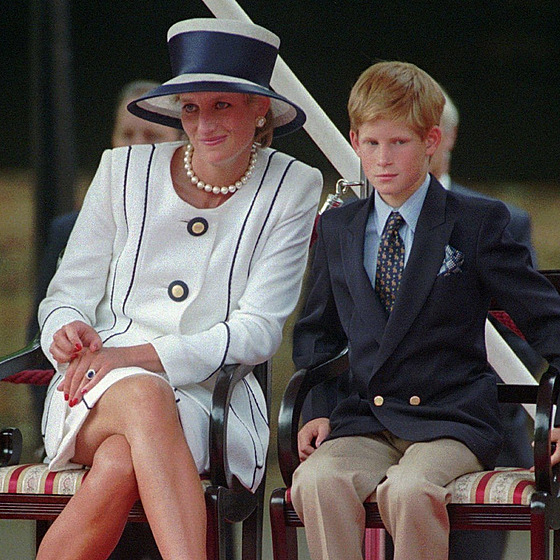 Princezna Diana v trendy kostýmu a tém 11letý princ Harry v Londýn, 1996