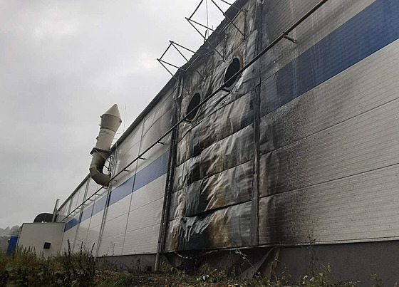 Požár haly v Ledči nad Sázavou způsobil škodu za 100 milionů korun. (21. srpna...