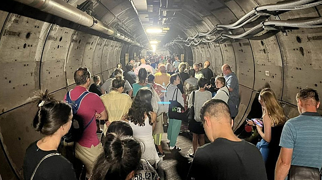 Vlak se stovkami lidí uvázl na pět hodin v tunelu mezi Francií a Británií