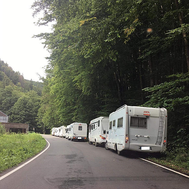 Parkování karavanů u Domu přírody v lokalitě Skalní mlýn.