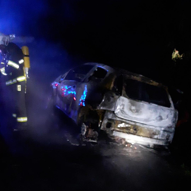 Na Mělnicku v noci nabouralo auto do stromů a vzplálo, řidič uhořel