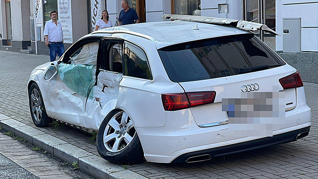 V Libni se střetlo auto s tramvají, řidiči museli na Černý Most objížďkou