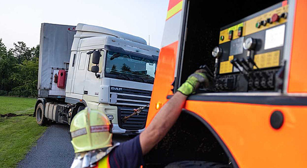 VIDEO: Kamion zabloudil a zapadl do podmáčené trávy, tahali ho hasiči