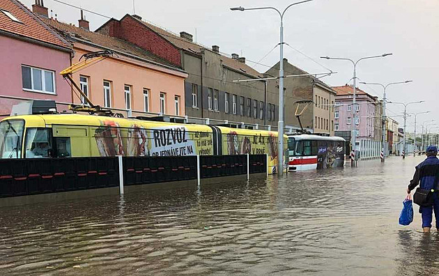 Průtrž změnila v lagunu ulici čerstvě předělanou za miliardu korun