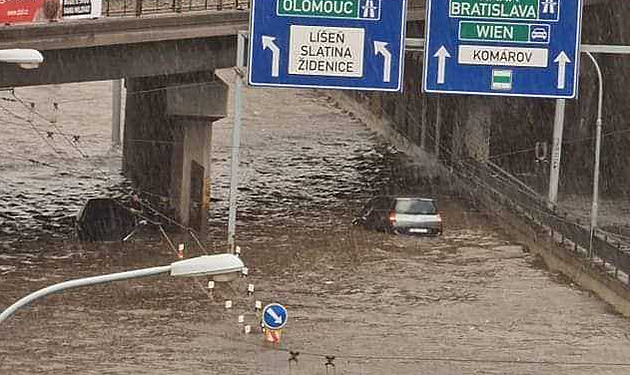 Silnice pod vodou, zatopené sklepy. Hasiči měli po dešti plné ruce práce