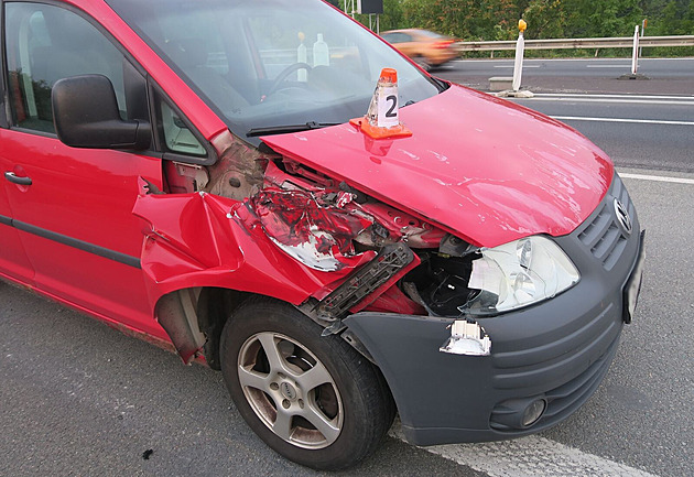 Z nákladního auta se na dálnici uvolnila rezerva, poničila vůz v protisměru